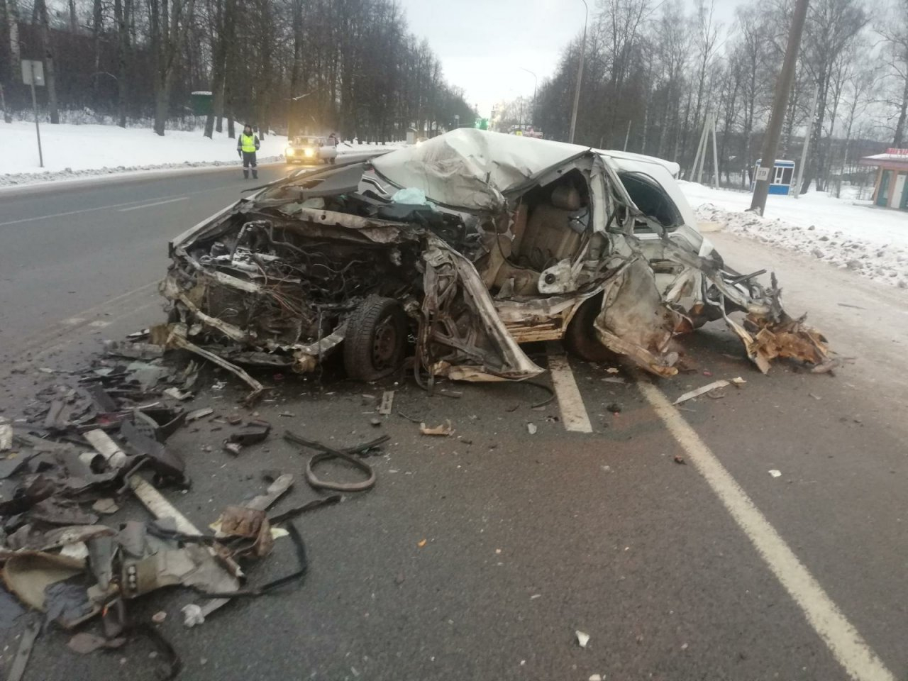 Обломки кузова на трассе: фура раздавила легковушку под Ярославлем