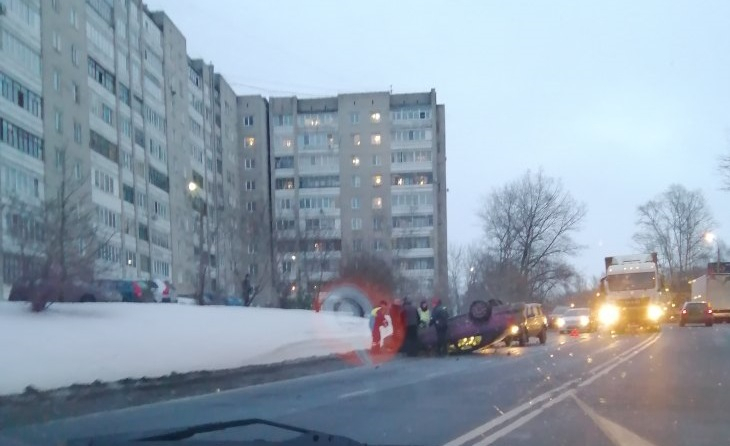 Повис вниз головой: авто на скорости перевернулось в Ярославле