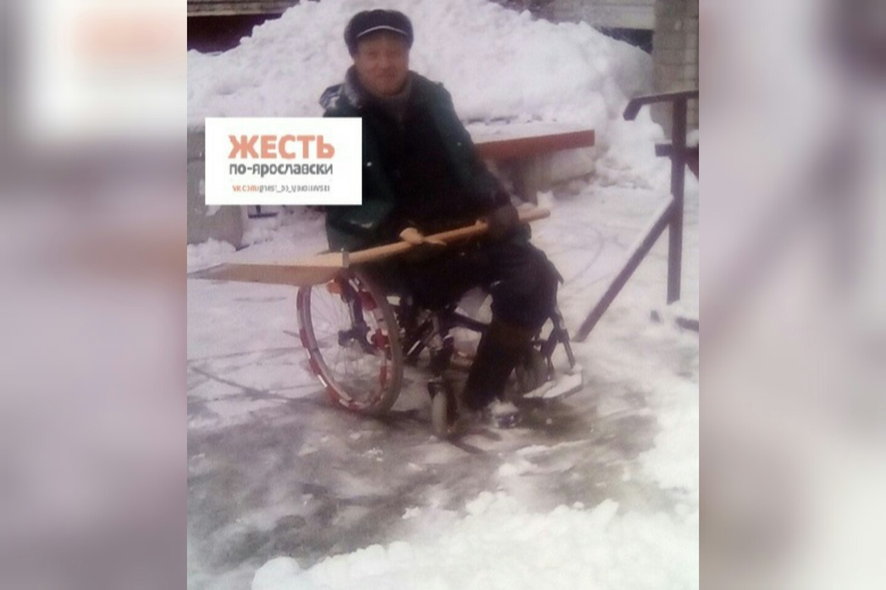 Дедушка без ног в одиночку отбивает лед с тротуаров в Ярославле: возмутительные кадры