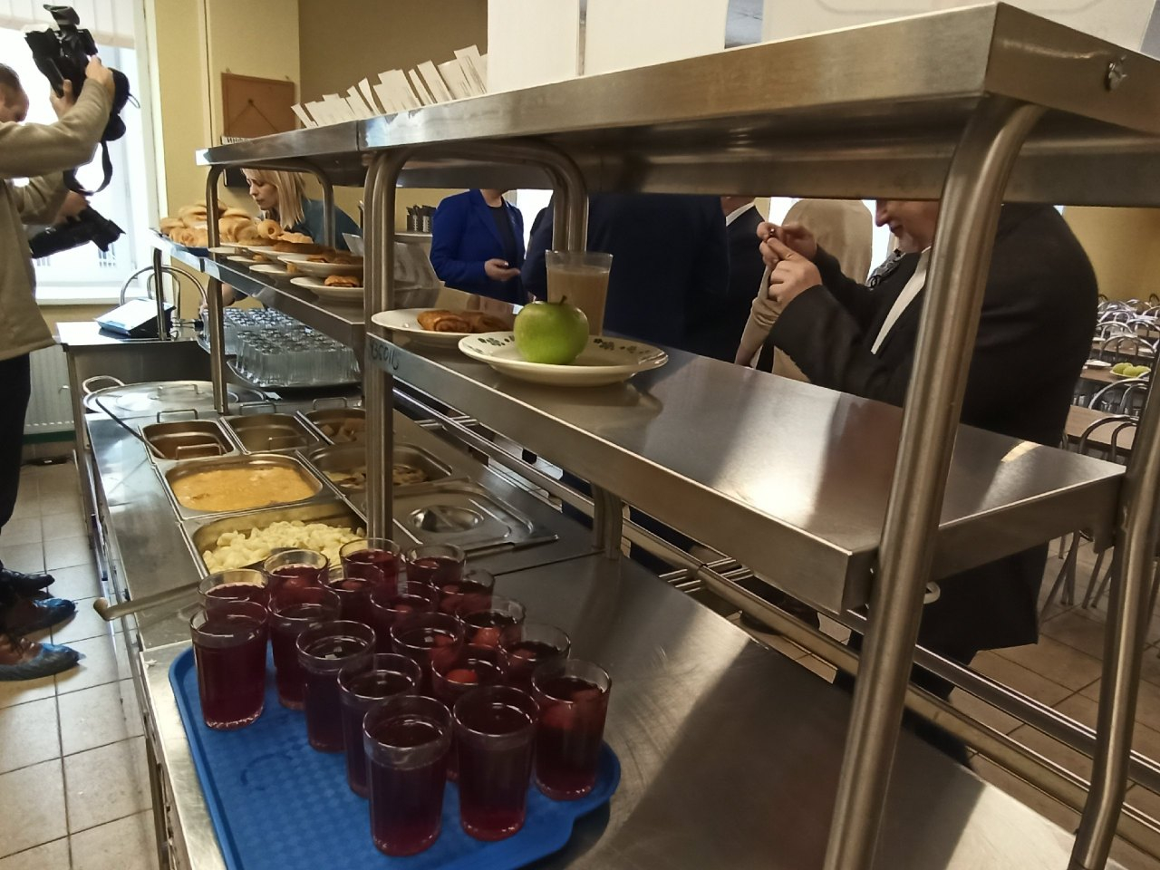 «Бумажные сосиски и горелые оладьи»: родители рассказали, чем кормят школьников в Ярославле