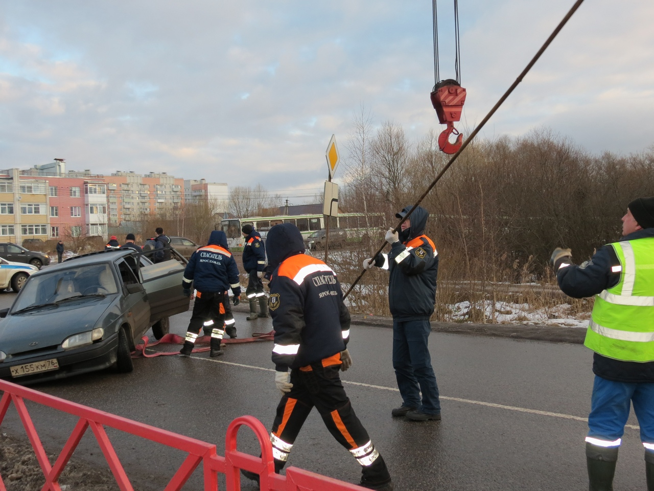 Авто ушло под землю: провал на дороге парализовал движение в Ярославле. Кадры