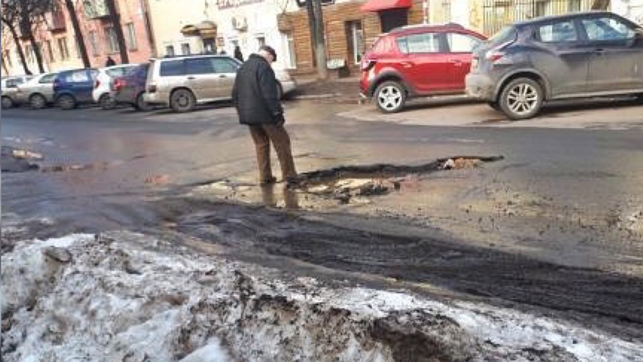 Чтоб не гибли:  старик латает ямы на дорогах Ярославля