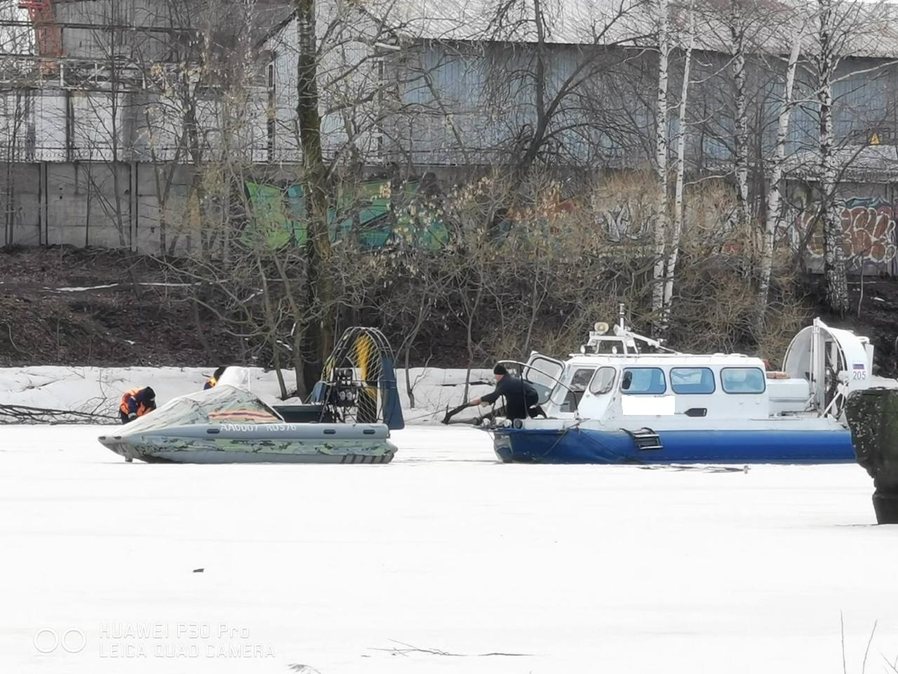Три малыша на ломанном судне: восемь человек эвакуировали спасатели в Ярославле