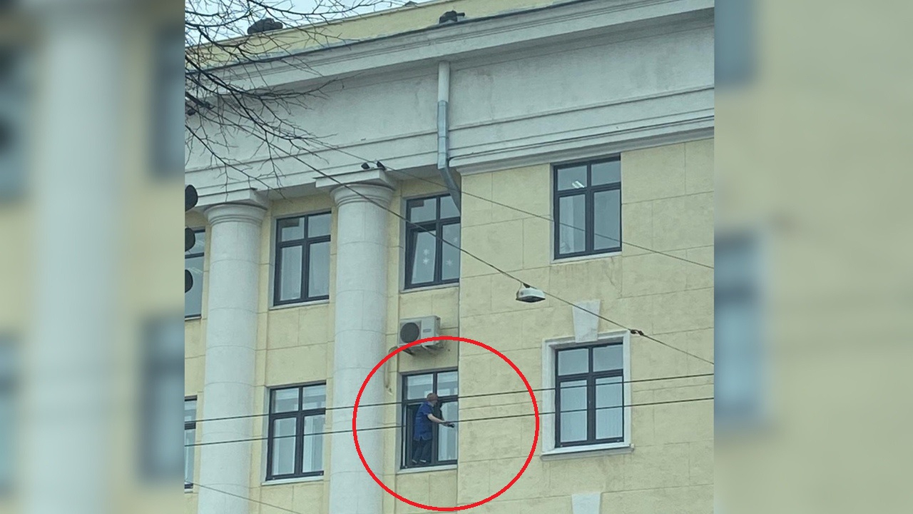 Отважная бабушка штурмует "серый дом": женщина-камикадзе в окне полиции напугала ярославцев
