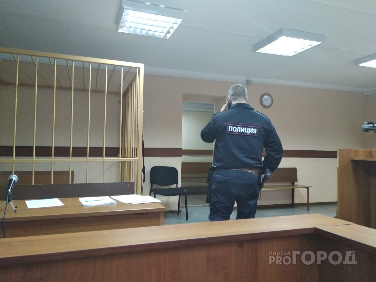 Душил девушку, напал на полицейского: мужчина устроил драку на допросе в Ярославле