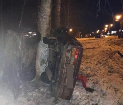 Авто согнуло пополам: в жутком ДТП в Ярославле пострадали два молодых парня