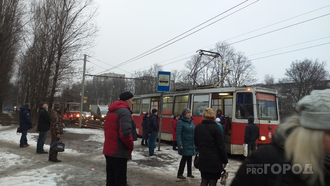 Толпы на остановках: очевидцы о том, почему встали трамваи в Брагино