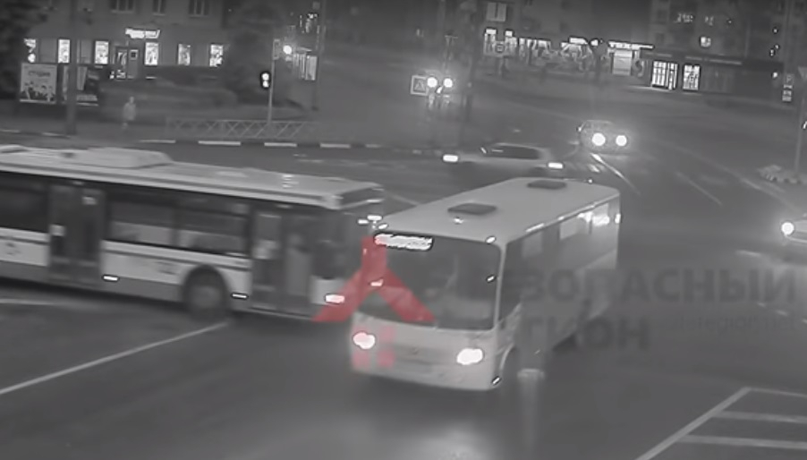 Пассажиров раскидало по салону: автобус взял на таран маршрутку в Ярославле. Видео