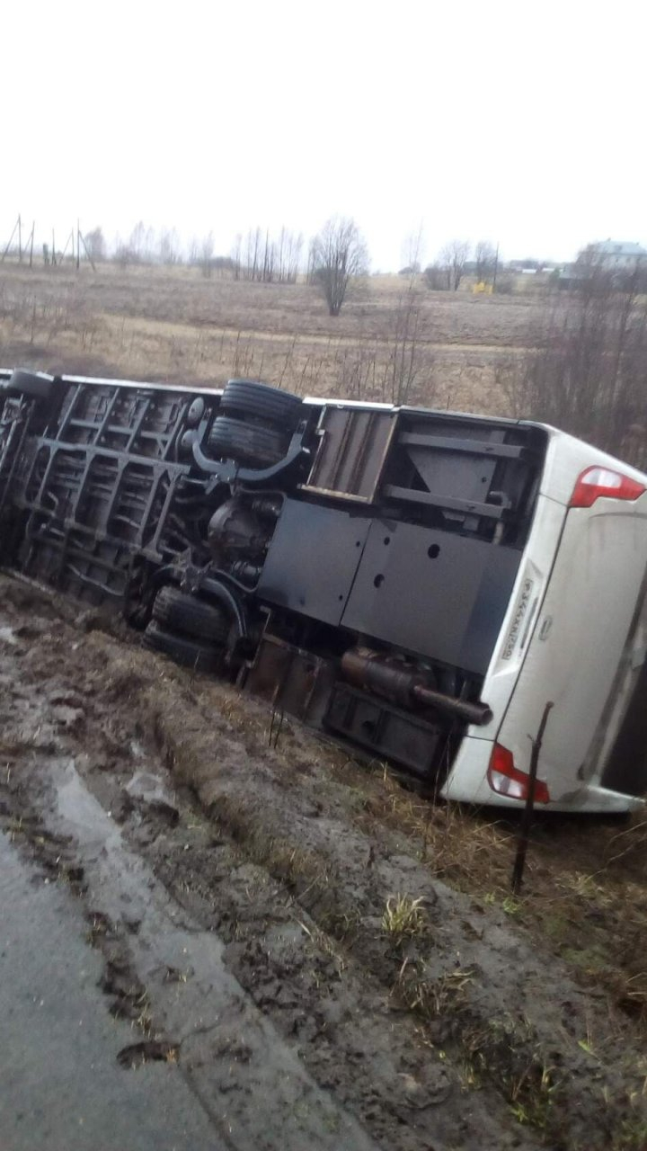 "Объезжал ямы": пассажирский автобус перевернулся под Ярославлем