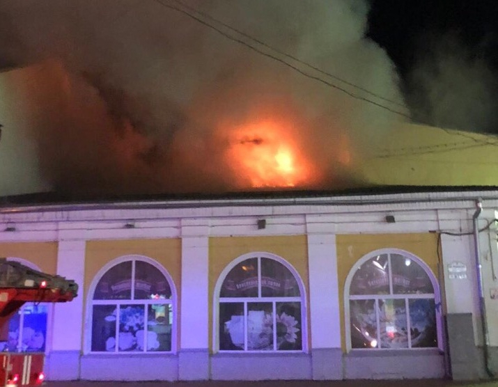Бежали из баров из-за столба дыма: горит кафе в центре Ярославля