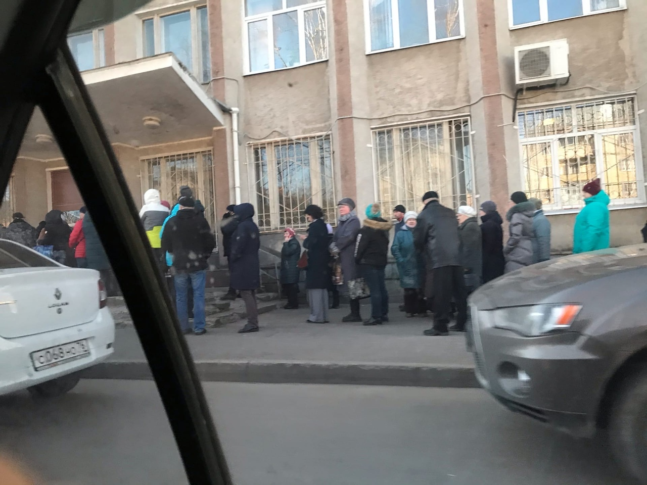 Дикие очереди на улице в Ярославле из-за коронавируса: в какие конторы стоят люди