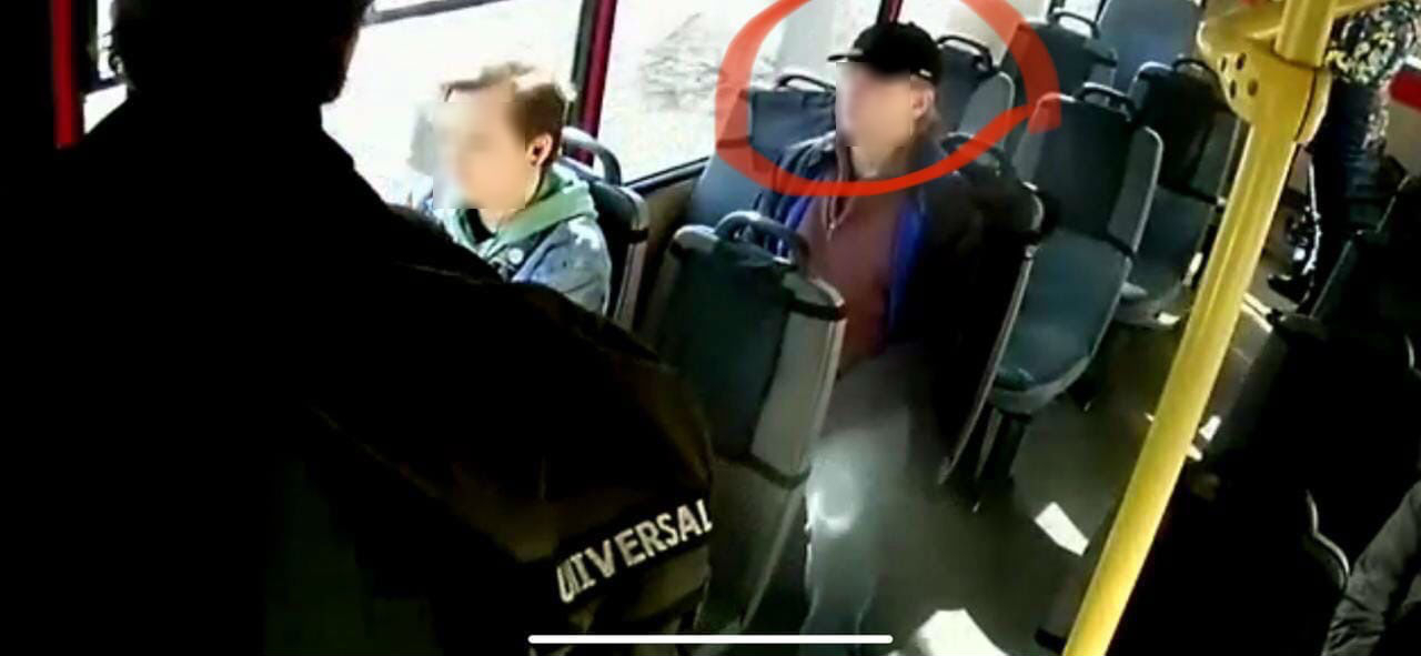 "Ты попал на видео": похитителя айфона из маршрутки разыскивают ярославцы