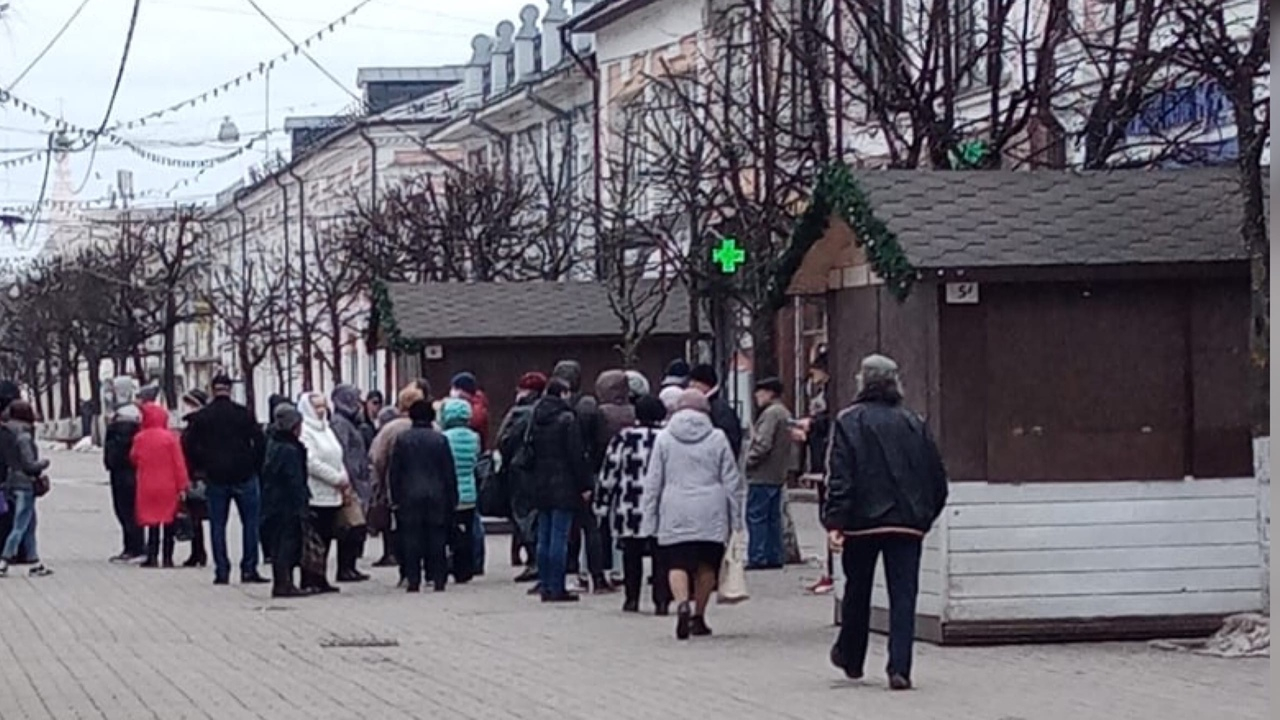 Толпа людей в центре города: зачем ярославцы выстроились в очередь на улице Кирова