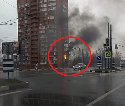 Искры огня летят на пешеходов: видео пожара на Московском проспекте