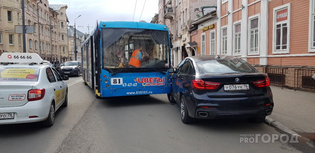 Водитель троллейбуса потерял сознание и протаранил БМВ в центре Ярославля