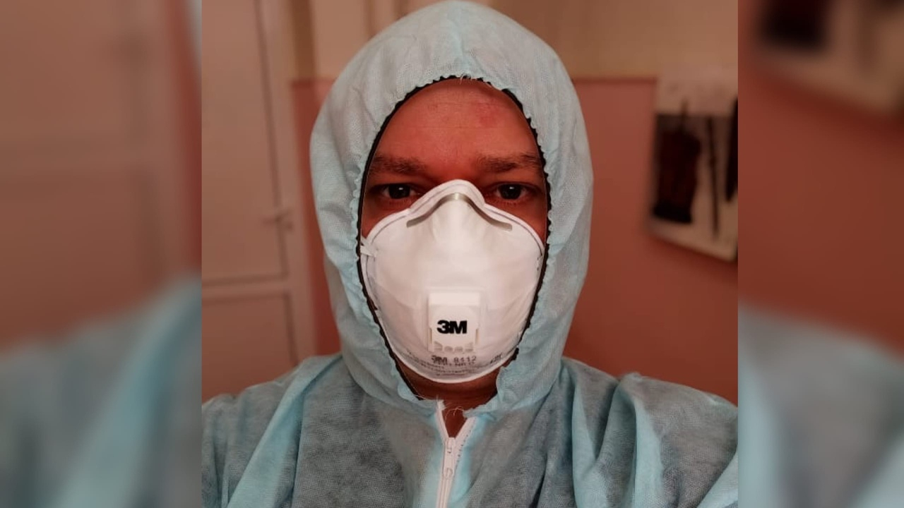 “Я в отделении один”: врач-реаниматолог дал откровенное интервью о работе в пандемию