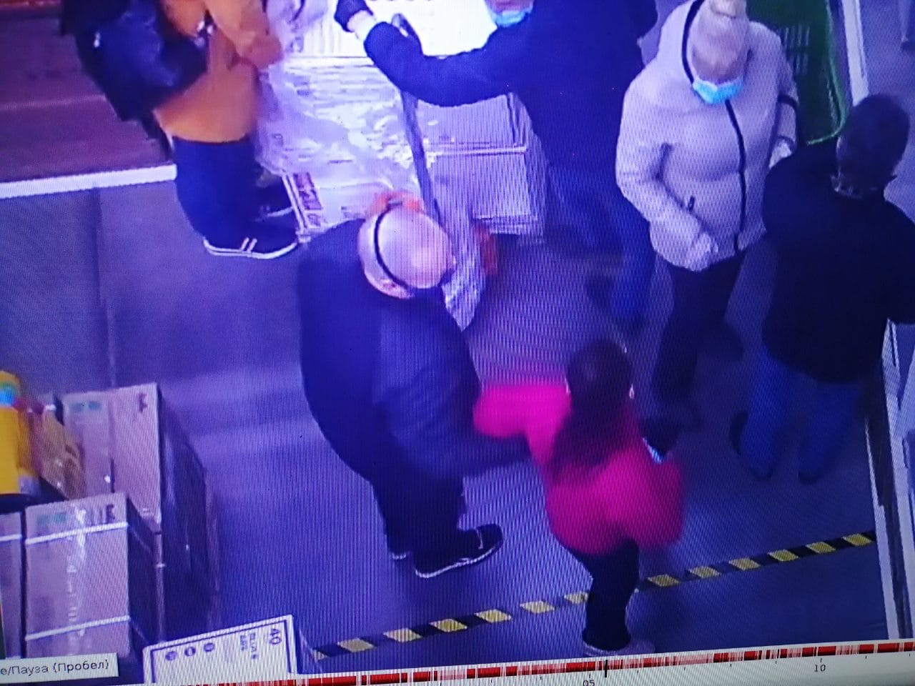 «Вцепился в горло из-за маски»: на жену известного тренера напали в магазине Ярославля