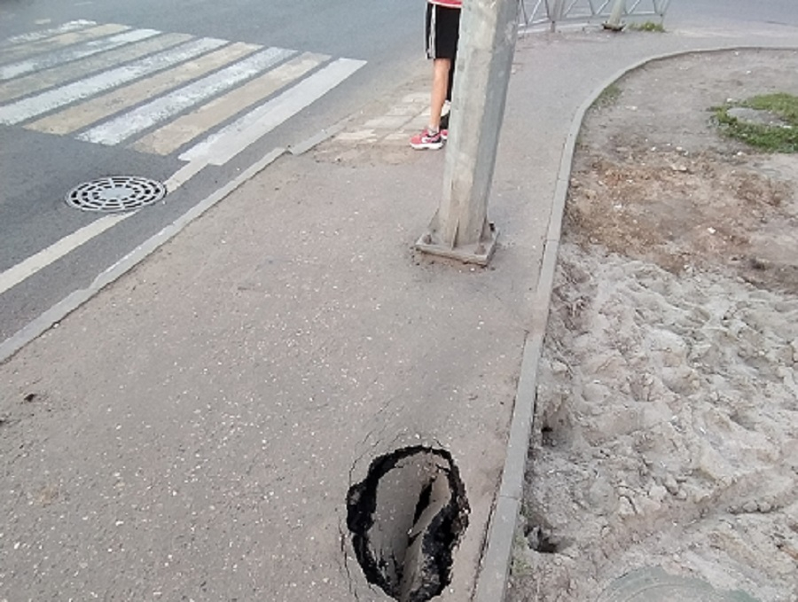 "Метеорит упал": портал в травмпункт образовался на дороге в Брагино