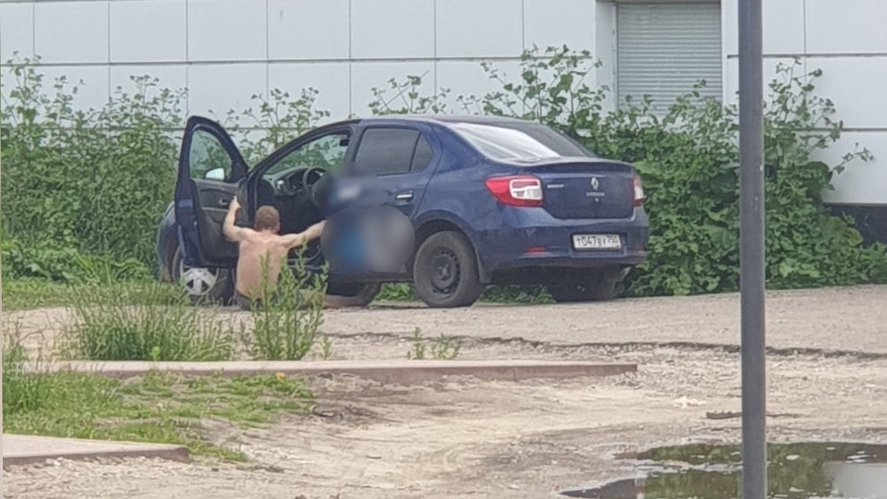 Полуголый таксист выпал из авто в Ярославле. Кадры