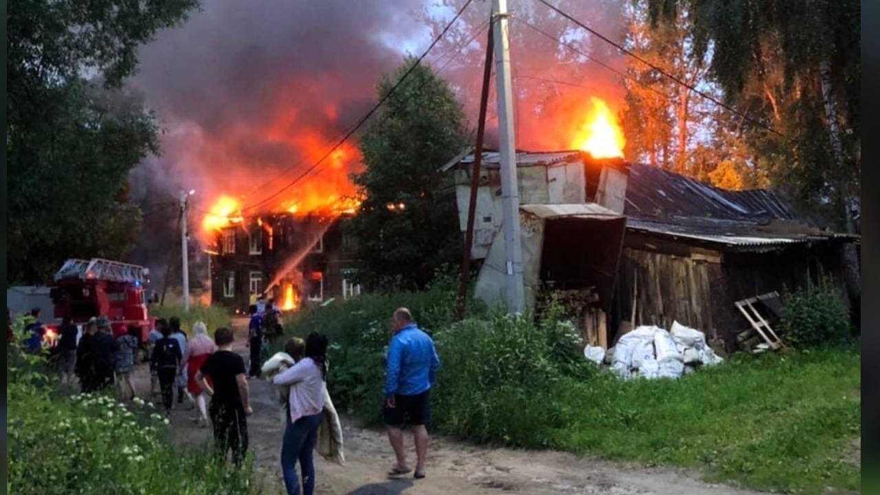 «Проколол легкое»: ребенок выпрыгнул из окна горящего дома под Ярославлем. Кадры
