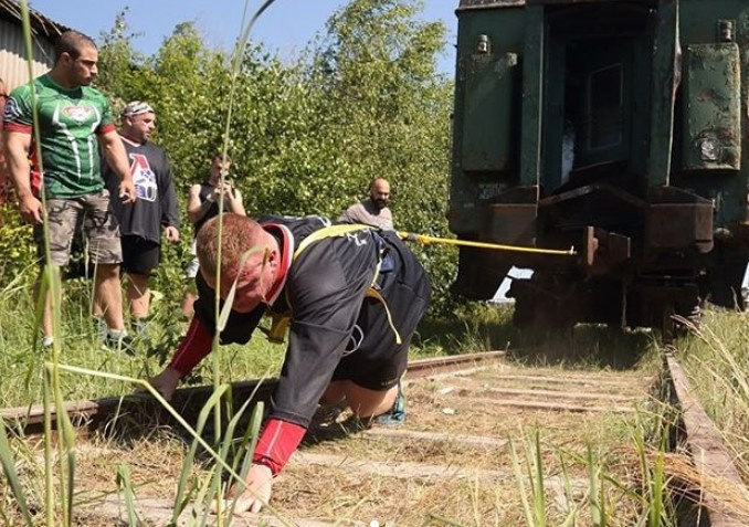 50 тонн за 76 секунд: силач из Ярославля "отбуксировал" вагон поезда