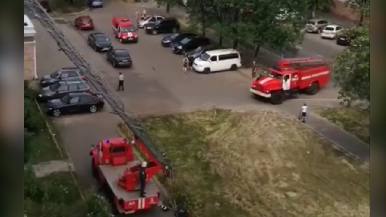 Четыре пожарные машины окружили дом: что горит в Ярославле