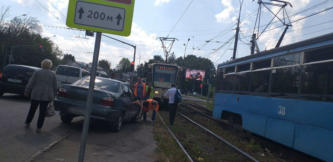 Дорожники окружили авто и встали все трамваи: водитель устроил переполох в Ярославле