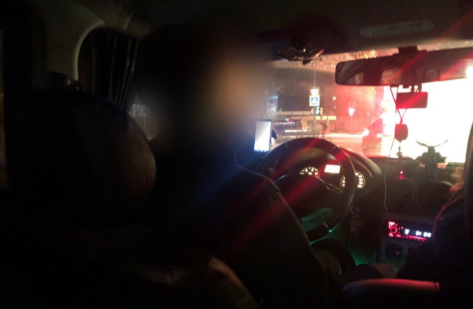 Вооруженный пассажир угнал такси в Ярославле