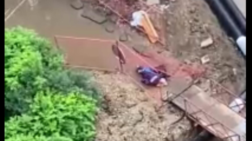 Лицом упал в грязь: шок-видео пути домой из Брагино снял ярославец