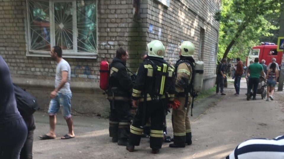 Пожарные окружили многоэтажку в Ярославле: что произошло