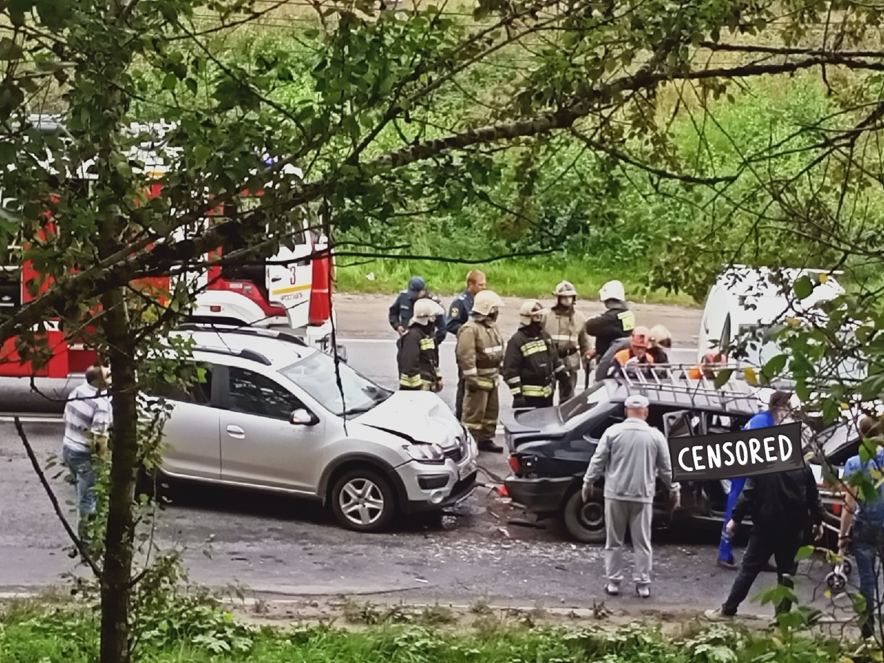 Мать умерла, а отца зажало в расплющенной машине: кадры жуткого ДТП в Ярославле