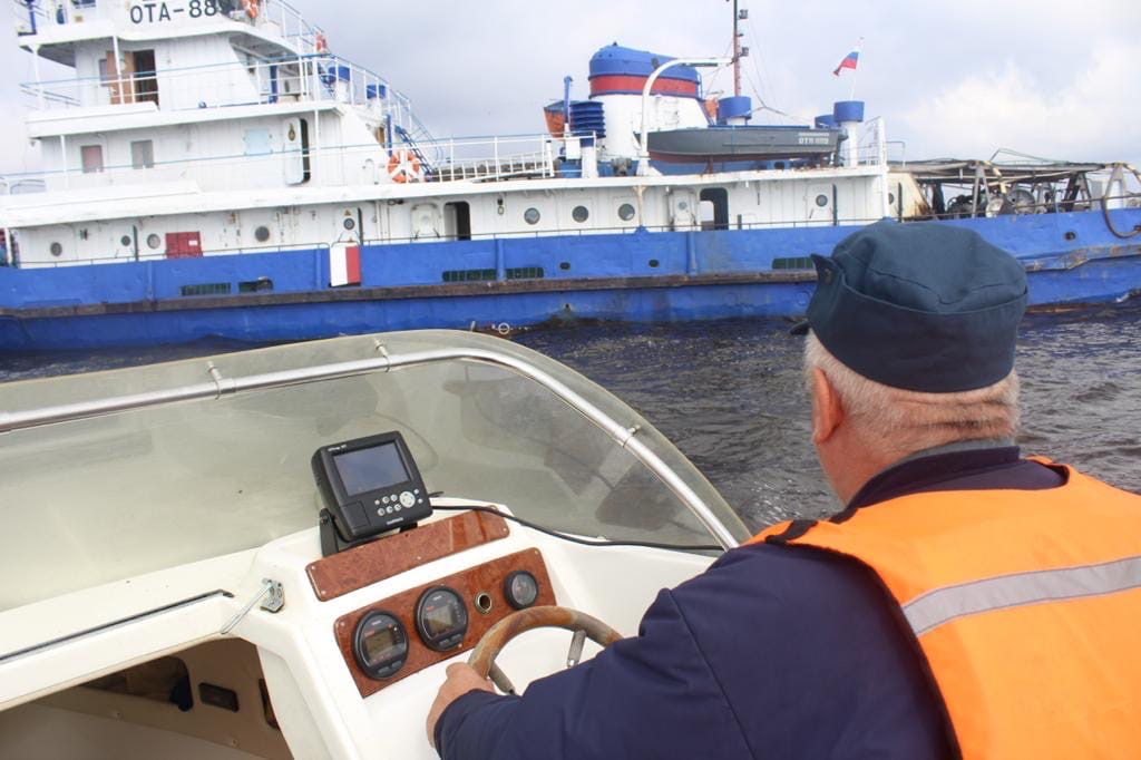 Спасатели нашли тело второго матроса при крушении баржи в Рыбинске: подробности