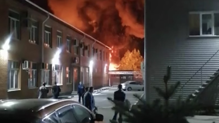 Гигантское пламя и черный дым: подробности крупного пожара в Ярославле. Видео