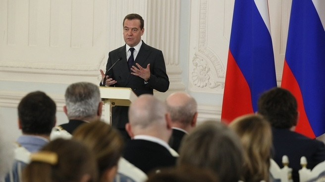 Всех уравнять: Медведев предложил платить россиянам гарантированно