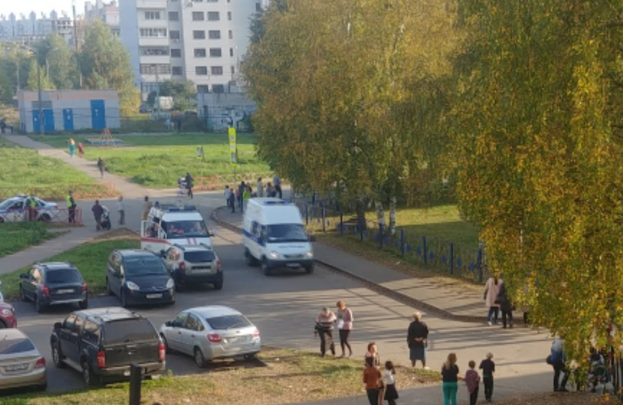 "Здесь скорая, МЧС, полиция": что случилось с детьми в 52 школе Ярославля
