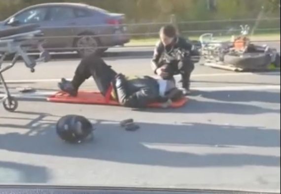 Лежал на носилках на трассе: иномарка сбила байкера под Ярославлем. Видео