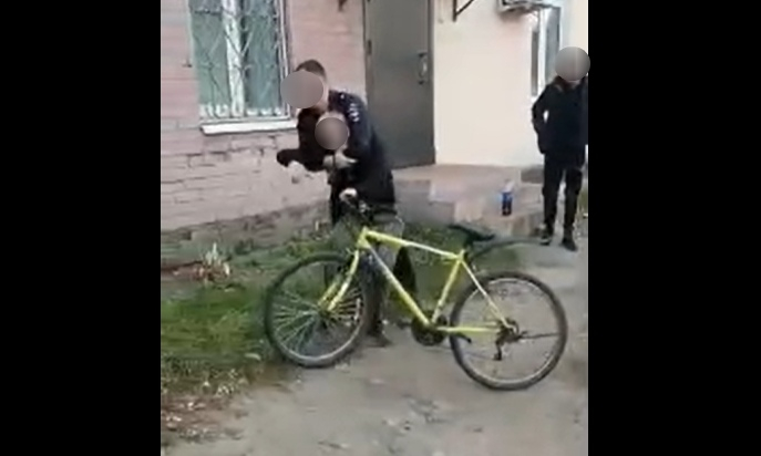 Схватил подростка и повалил на землю: ярославцы заступились за полицейского. Видео