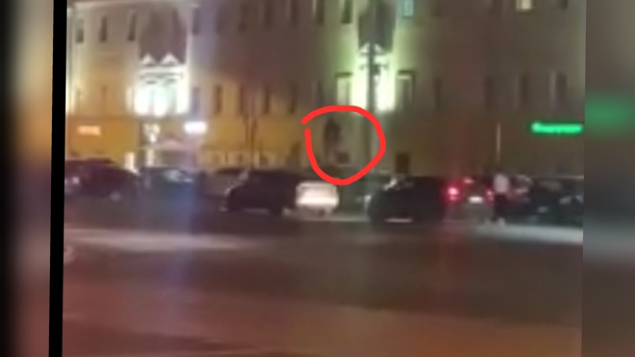 Залез на крышу и стал скакать: в Ярославле ищут вандала, прыгавшего на машине. Видео