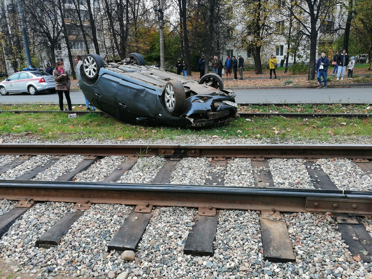 Неудачно приземлился: авто перевернулось на трамвайные пути в Ярославле