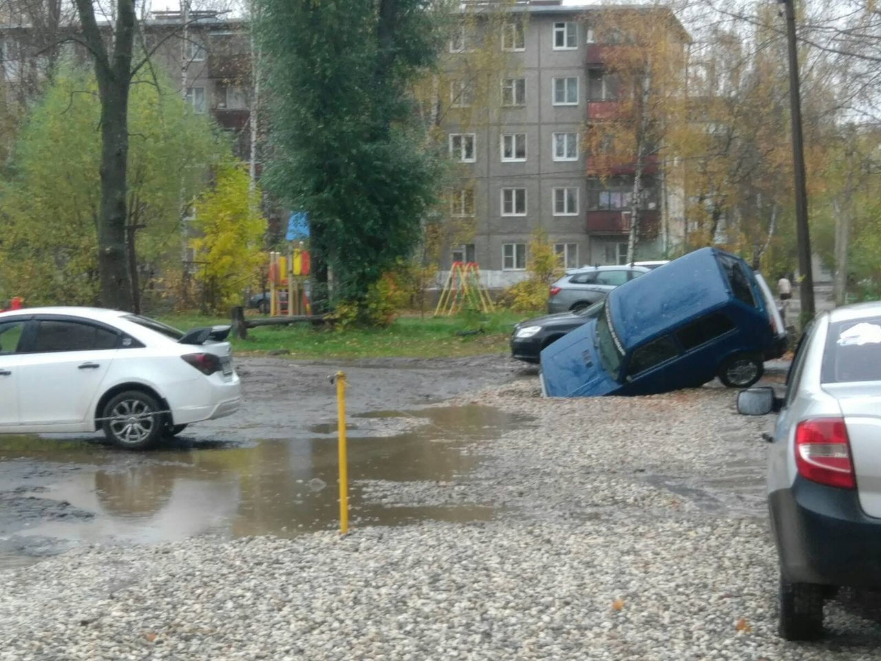 Во дворе Ярославля машина ушла под землю