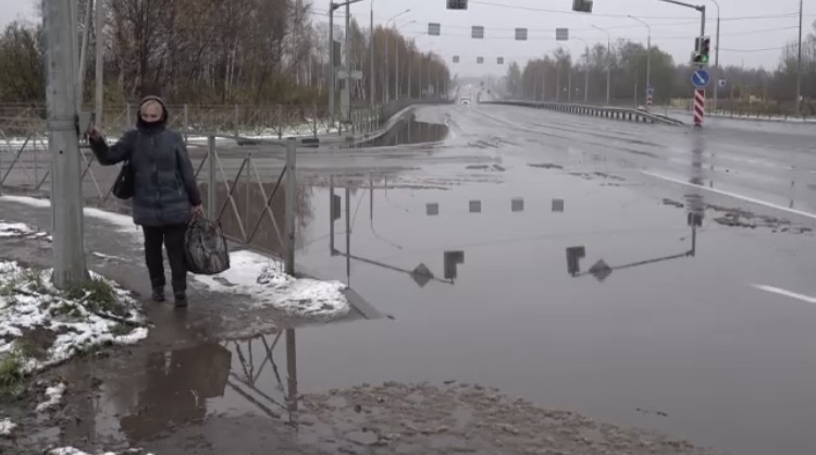 "Притормаживаем и включаем аварийку": власти назвали причины затопления новой дороги в Ярославле