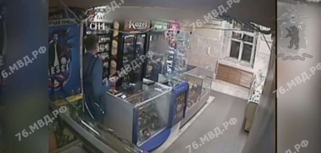 Бросался с ножом: в магазине в центре Ярославля взяли опасного покупателя. Видео
