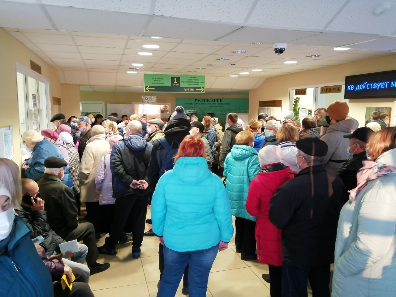 "Тут и маска не поможет": ярославцы жалуются на тесную очередь в поликлинику