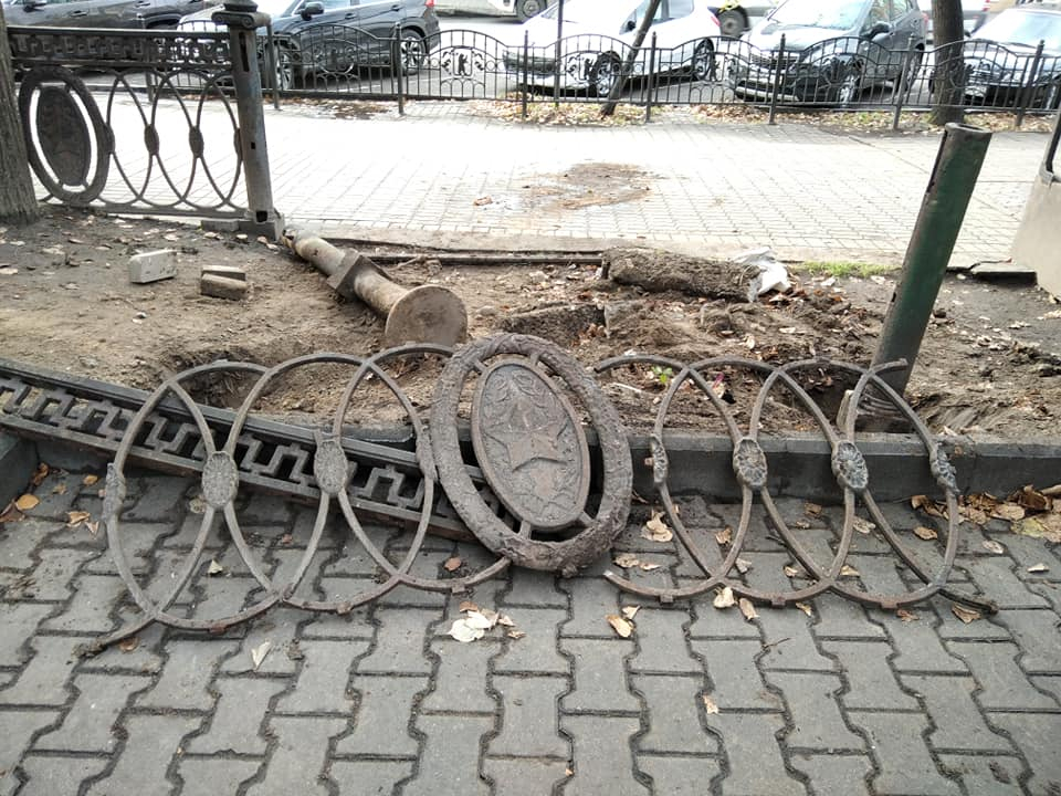 "Освобождают место для нового": уникальный чугунный забор разбирают в Ярославле