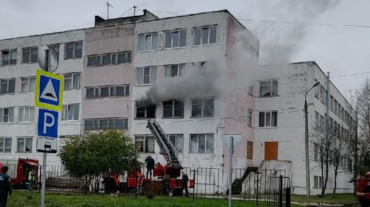 Из окна валил дым: под Ярославлем загорелась школа