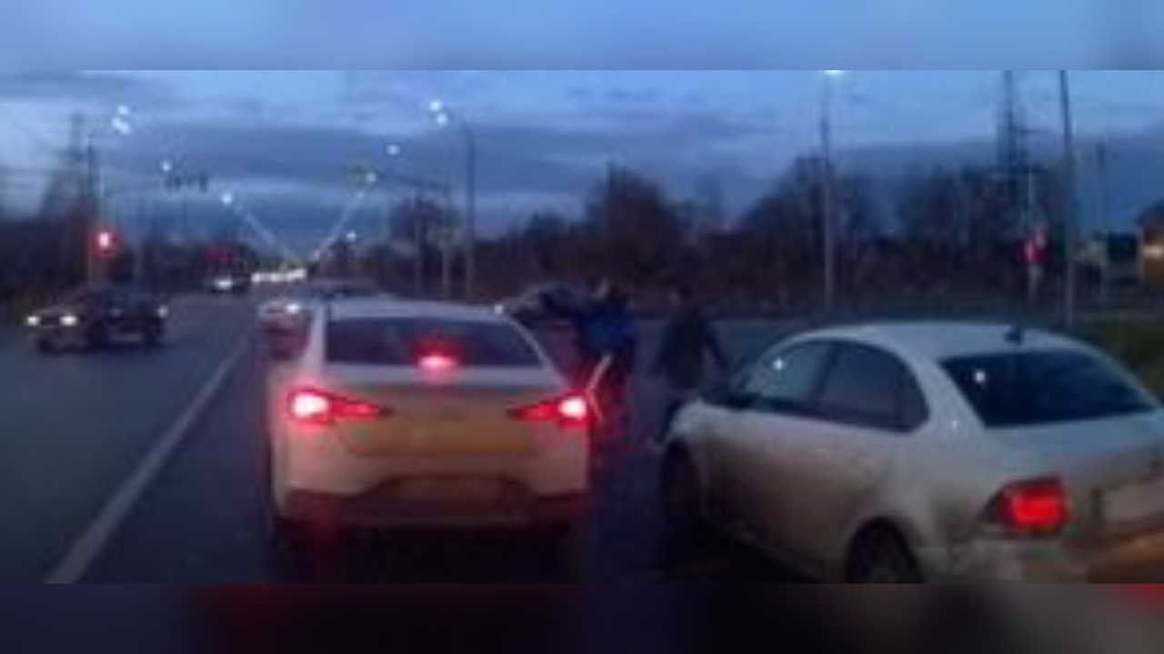 Виновник ДТП жестко избил женщину-водителя в Ярославле: видео
