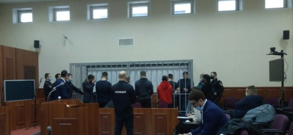 Рыдал на оглашении: фигурантов дела о пытках в колонии Ярославля освобождают из зала суда