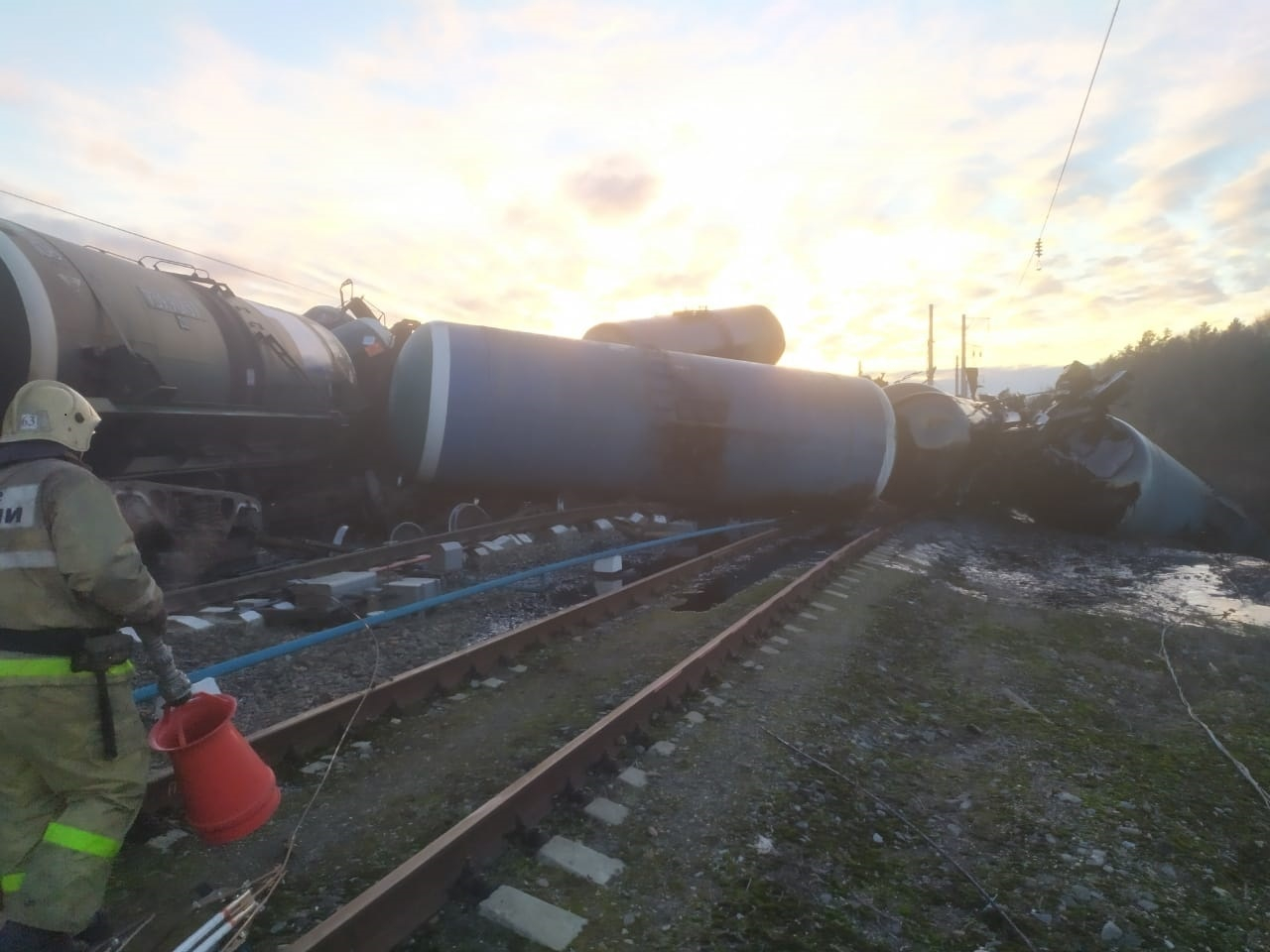 Поезд сошел с рельс и перевернулся: почти 900 тонн мазута везут в Ярославль