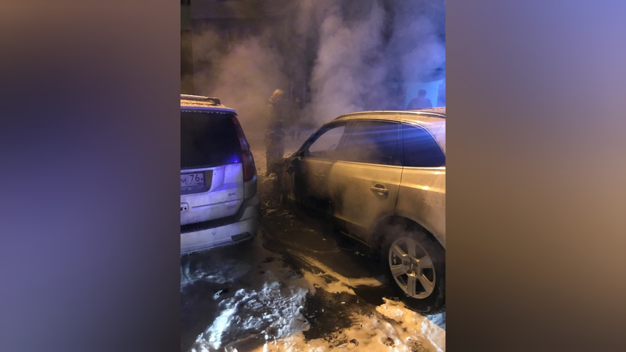 Сгорели дотла: ночью в Ярославле полыхали два авто