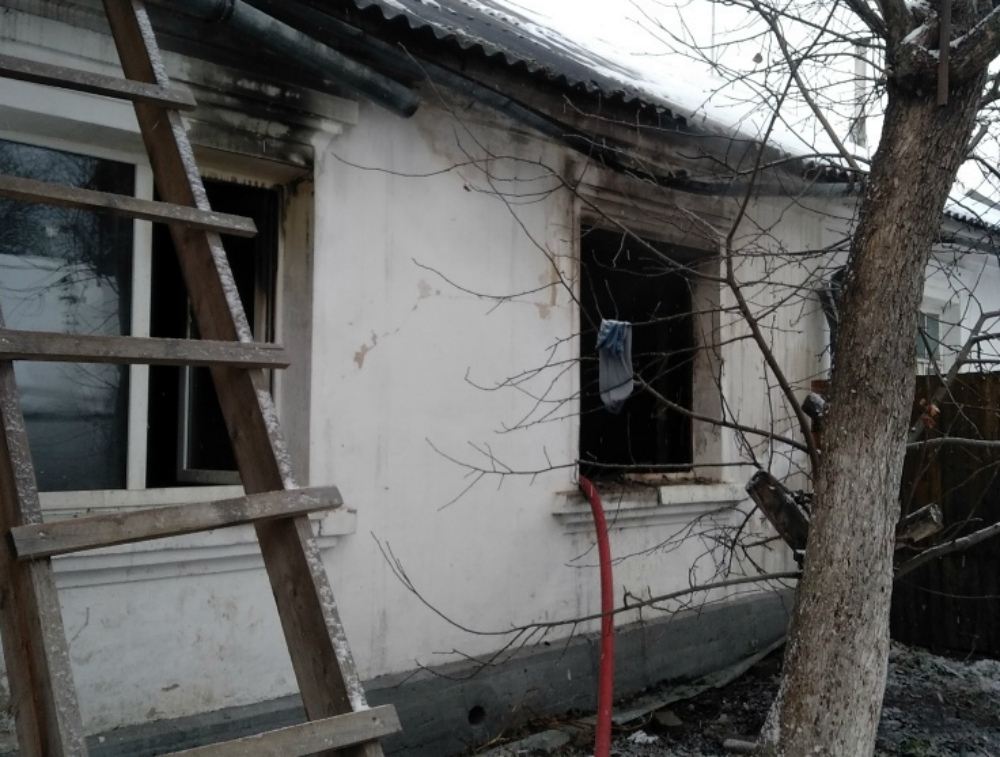 Малыша вытащили через окно: дом многодетного священника сгорел в Ярославле
